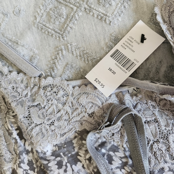 SOLD Womens tank cami's - Picture 5 of 7